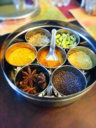 Постер: Лимфодренаж и «Молодеем с Аюрведой». Индийские техники омоложения и очищения